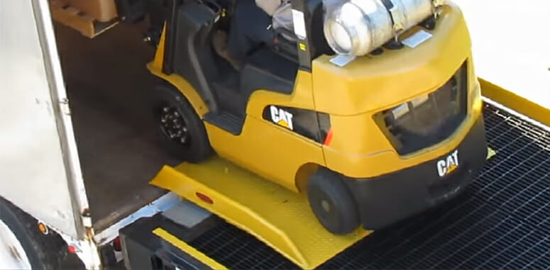 A Mobile Dock Plate Can Increase Warehouse Productivity